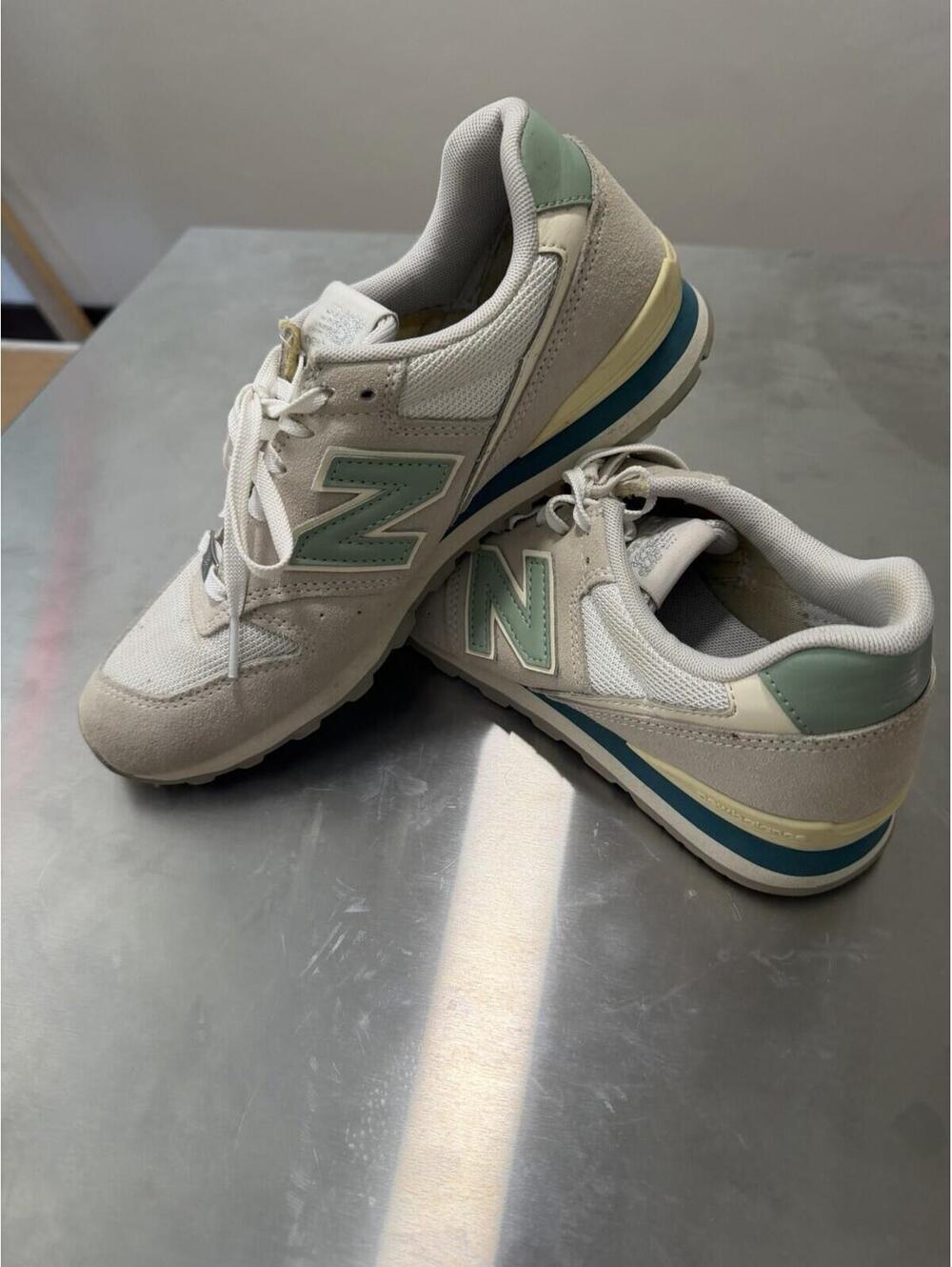 New Balance woman’s 8.5 Low Top Lace-Up Sneakers, Solid White Beige Green Casual